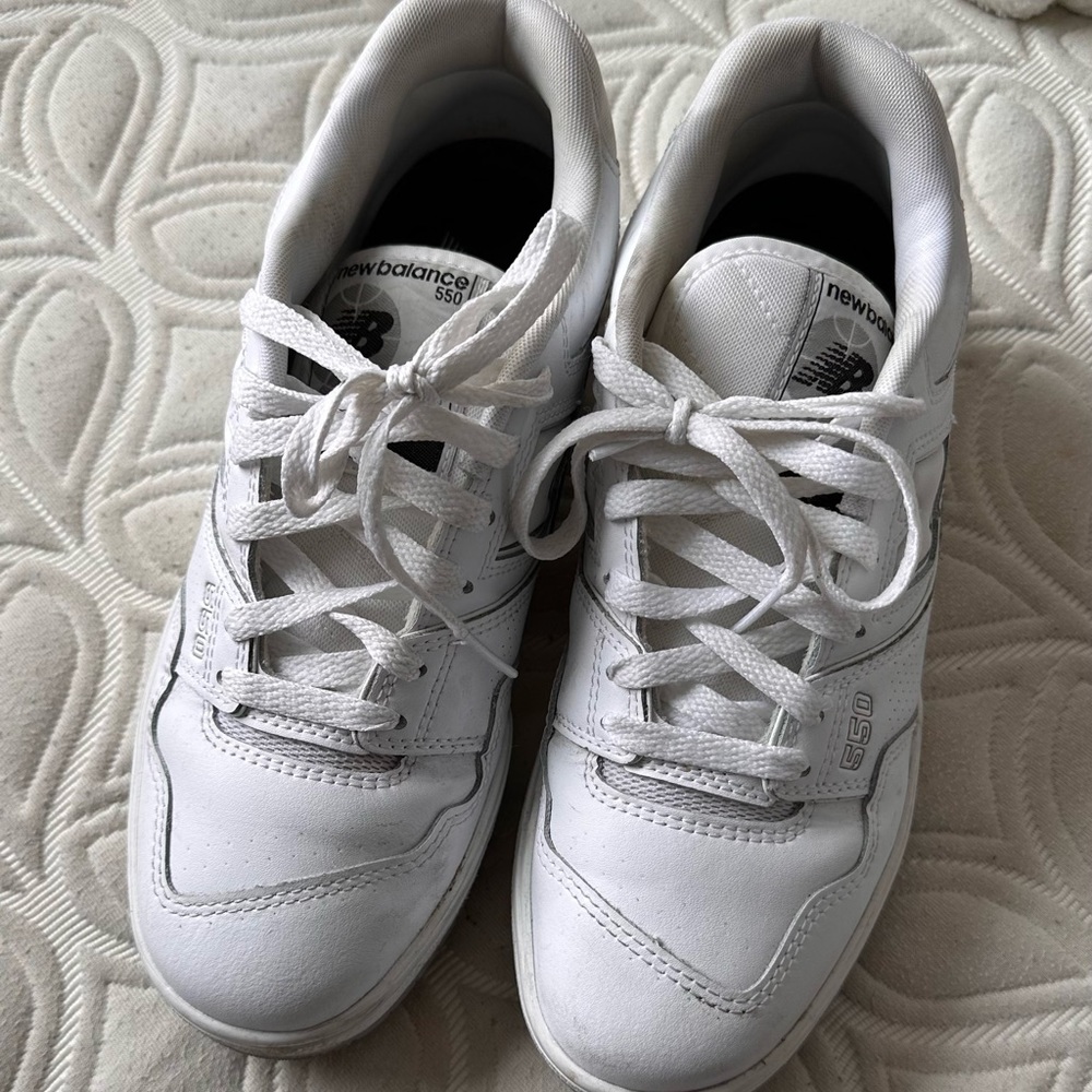 New balance white 550s Women’s 8.5/ Men’s 7